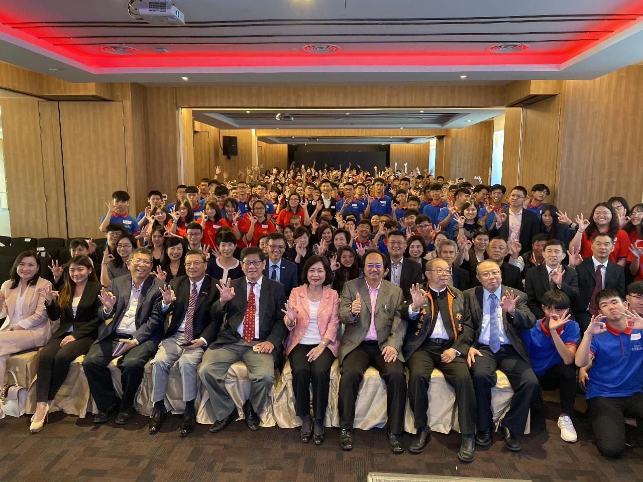 “Malaysia Youth Taiwan Study Tour Menerima Bendera 2019” peserta mengambil gambar bersama-sama.