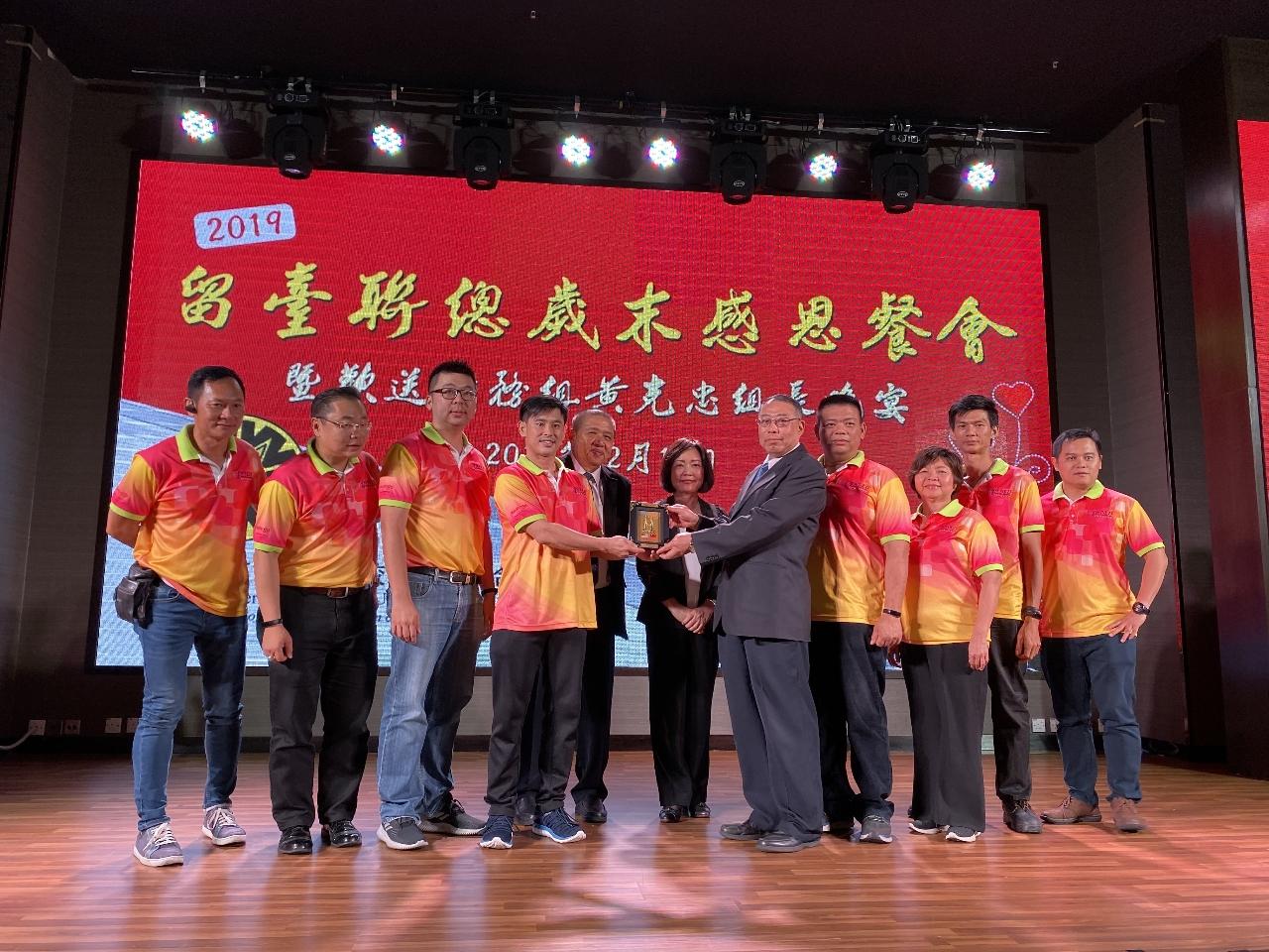 Wakil Anne Hung (keenam dari kanan) menyaksikan persembahan hadiah kepada Pengarah Bahagian Hal Ehwal Komuniti Cina Huang Ke Chung oleh Gabungan Persatuan Alumni Universiti Taiwan, Malaysia.