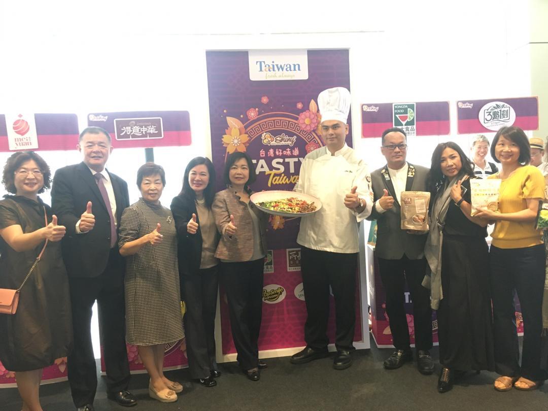 Wakil Anne Hung (tengah) mengambil gambar dengan ketua tukang masak yang terkenal En. Collin Edward Lim (kiri keempat) dan para hadirin.
