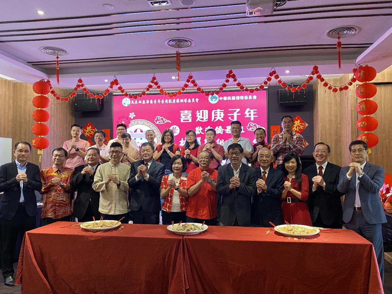 Wakil Anne Hung (kiri keenam) menghadiri Malaysia Youth Study Tour to Taiwan (Guan Moo Tuan)  Makan Tengahari Tahun Baru China untuk merayakan Tahun Baru Cina.