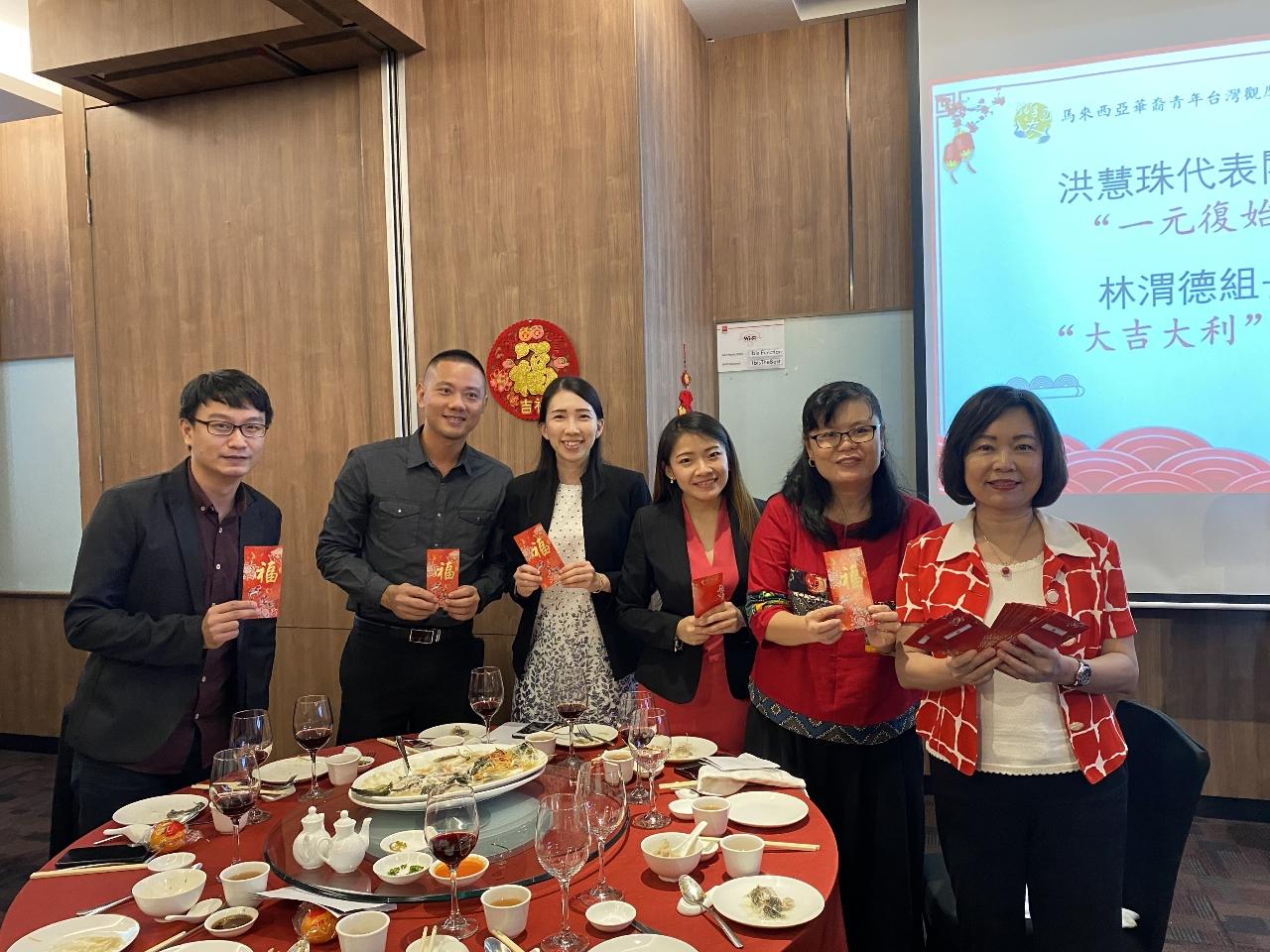  Wakil Anne Hung (tempat pertama di sebelah kanan) hantar sampul merah Tahun Baru Cina kepada peserta.