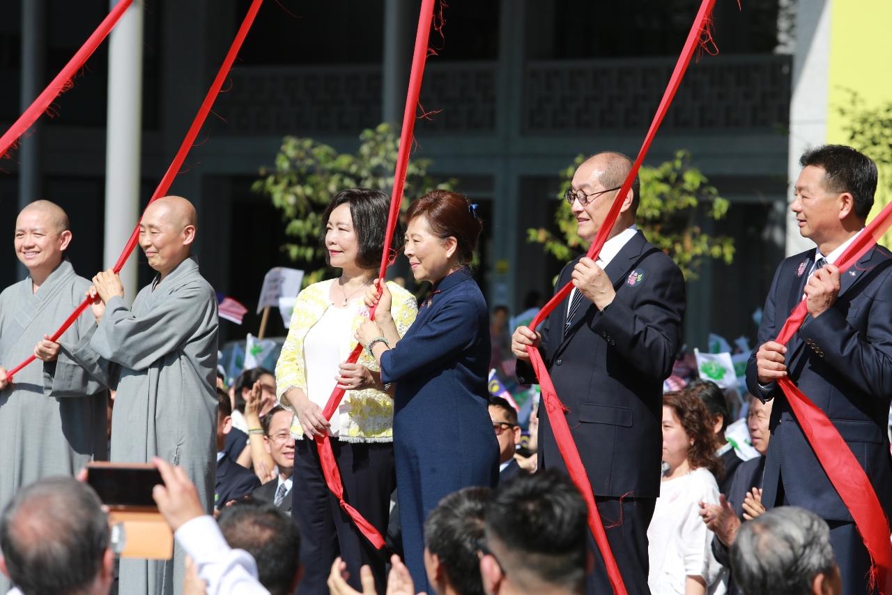 Wakil Anne Hung dan para hadirin mengambil gambar dalam majlis tersebut.
