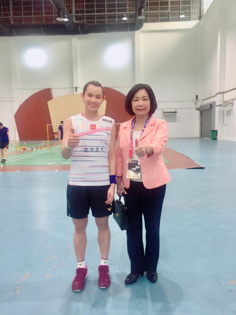  Wakil Anne Hung mengambil gambar dengan pemain Tai Tzu-Ying selepas pertandingannya.