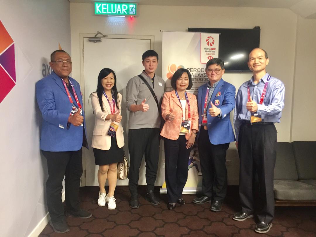 Wakil Anne Hung mengambil gambar dengan Dato' Kenny Goh Chee Keong dari Persatuan Badminton Malaysia.