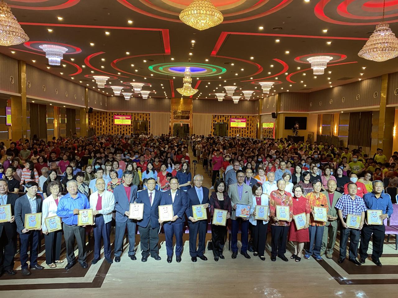 Wakil Anne Hung (barisan depan, kanan kesembilan) dan  OCAC Chief Secretary Chang Liang-Ming (barisan depan, kanan kesepuluh) menghadiri 2020 Lunar New Year Goodwill Mission Asia Tour Kuala Lumpur Show dengan VIP mengambil gambar bersama-sama.
