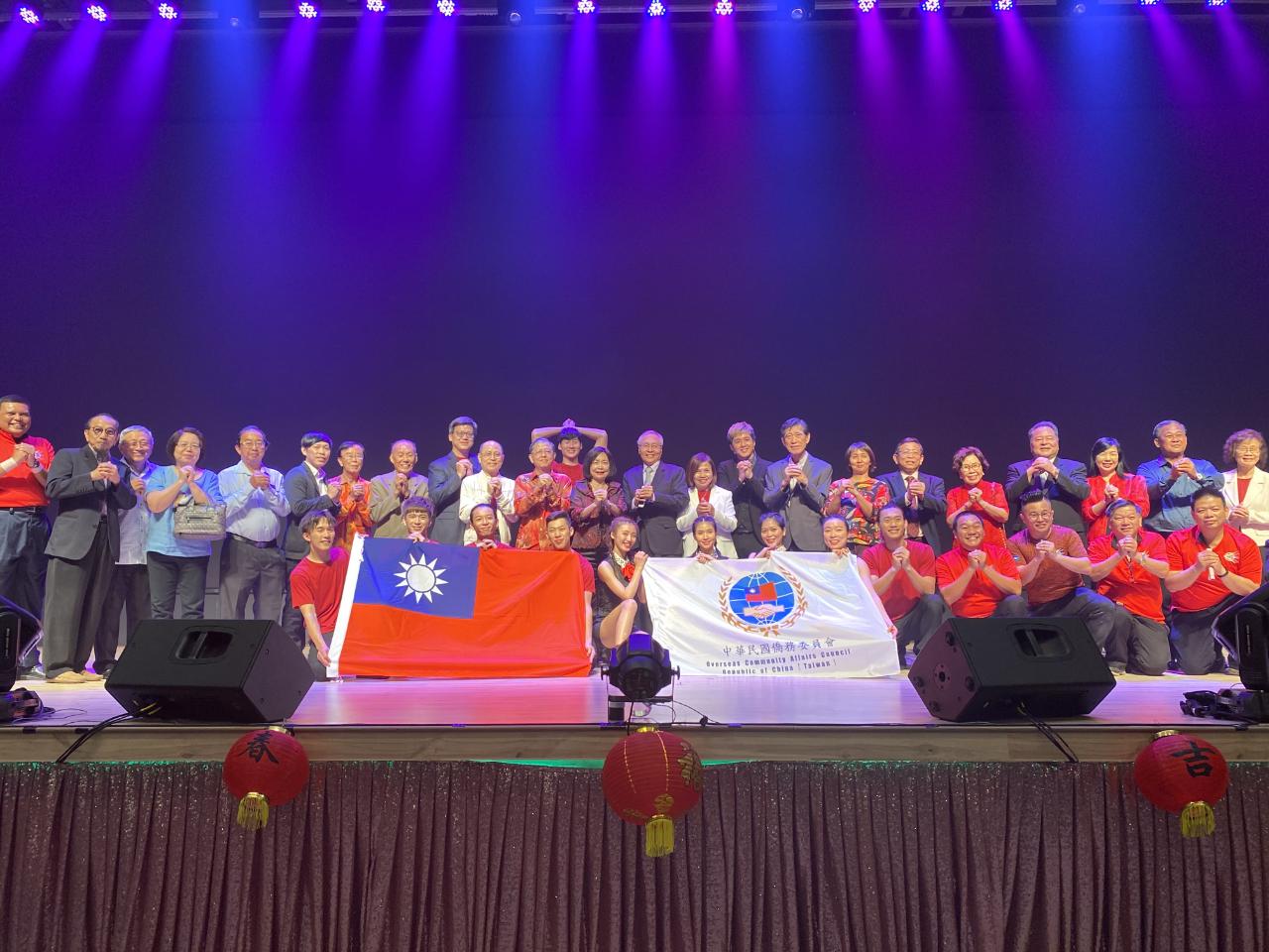 Wakil Anne Hung (barisan kedua, kanan keduabelas) dan  OCAC Chief Secretary Chang Liang-Ming (barisan kedua, kanan kesebelas) menghadiri 2020 Lunar New Year Goodwill Mission Asia Tour Kuala Lumpur Show dengan VIP ambil busur dan mengambil gambar bersama-sama.