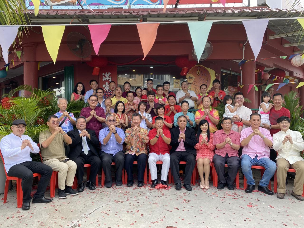 Timbalan Wakil  Michael S.Y.Yiin (barusan depan, kiri kelima) menghadiri activiti 2020 Acara Tahun Baru Cina Gabungan Persatuan Alumni Universiti Feng Chia Malaysia 2020 meraikan Tahun Baru dengan VIPs.