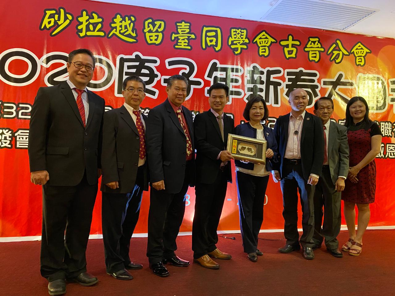 Wakil Anne Hung (kanan keempat) menghadiri activiti Tahun Baru Cina Gabungan Persatuan Graduan Taiwan, Sarawak, Cawangan Bahagian Kuching 2020 meraikan Tahun Baru. 
