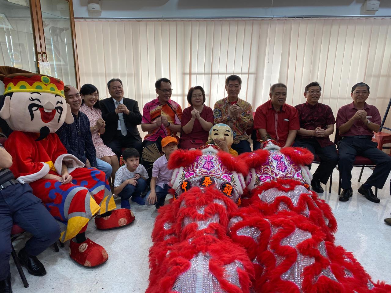 Timbalan Wakil Michael S.Y. Yiin (kiri empat) menghadiri activiti Tahun Baru Cina Gabungan Persatuan Siswazah-siswazah Taiwan Cheng Kung Universiti, Malaysia meraikan Tahun Baru Merayakan tahun ini dengan para tetamu yang terkenal. 