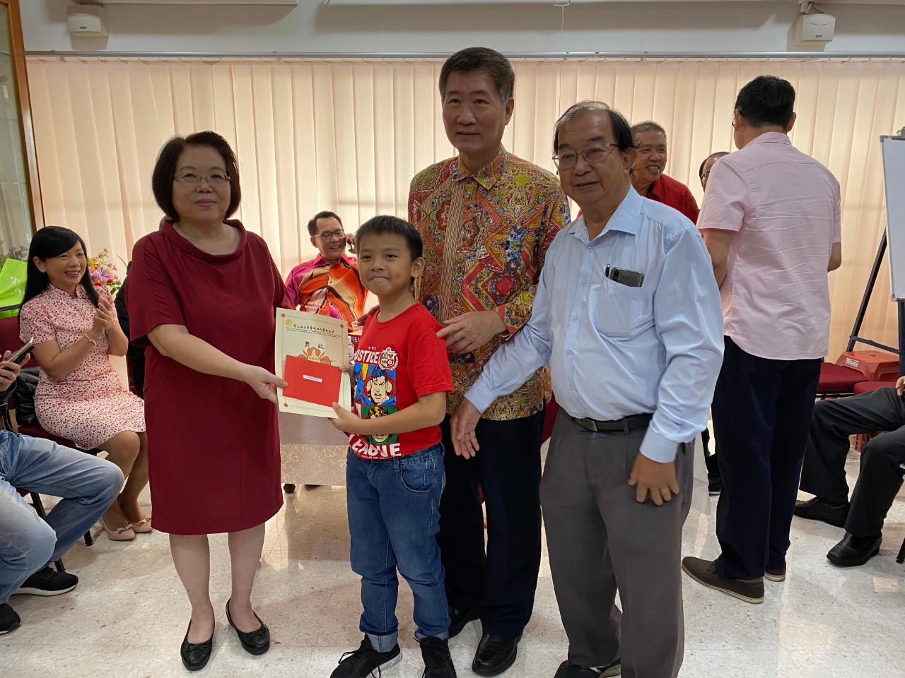 Timbalan Wakil Michael S.Y. Yiin (kanan kedua) dianugerahkan ganjaran untuk anak-anak ahli yang menang.

