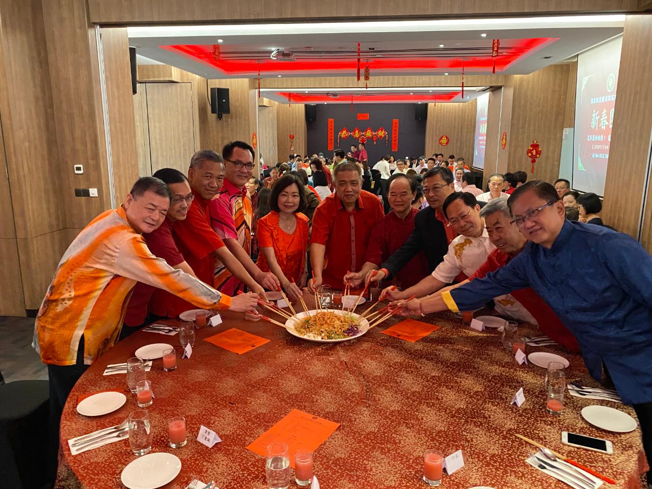 Wakil Anne Hung (kiri kelima) menghadiri acara Tahun Baru Cina 2020 yang diadakan oleh Gabungan Persatuan Alumni Universiti Taiwan, Malaysia meraikan Tahun Baru Merayakan tahun ini dengan para tetamu yang terkenal.