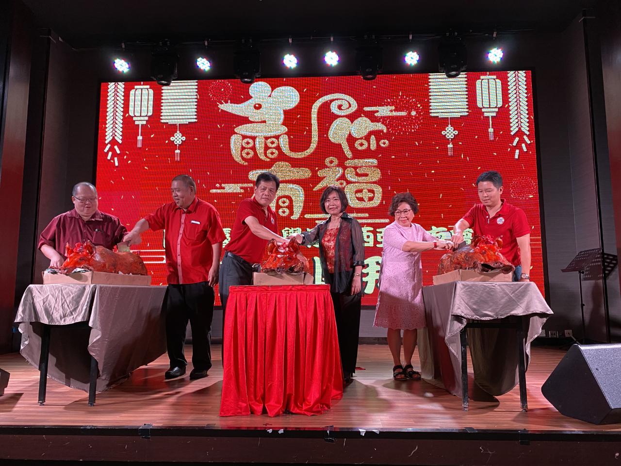 Wakil Anne Hung (ketiga dari kanan) menghadiri Peristiwa Tahun Baru Cina 2020 yang diadakan oleh Persatuan Siswazah-Siswazah Universiti Kebangsaan Taiwan, Malaysia merayakan Tahun Baru Cina dengan tetamu yang terkenal.