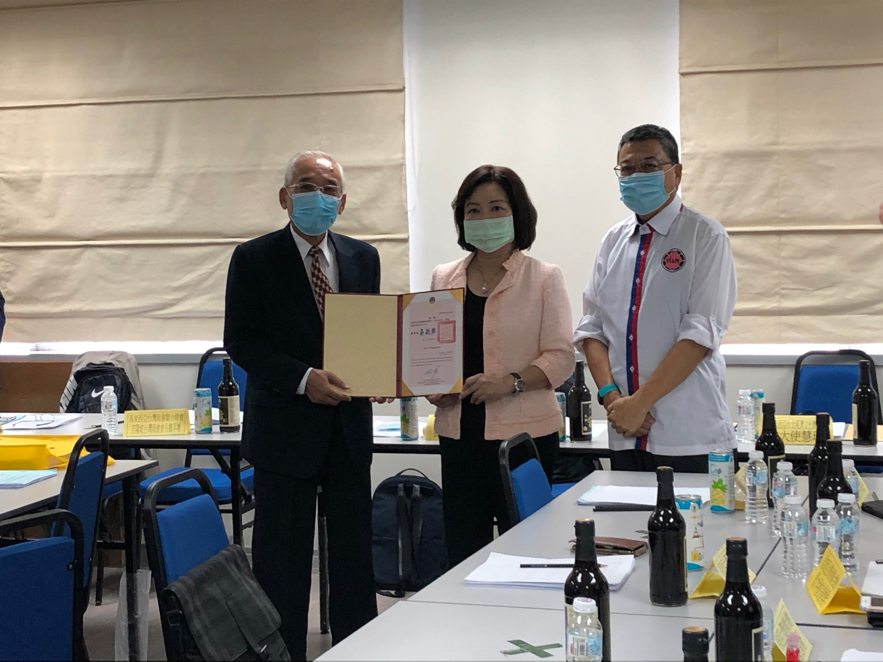 Wakil Anne Hung (tengah) memberikan surat pelantikan kepada Tu Shu Yao, anggota Overseas Community Affairs Council, Republic of China (Taiwan).