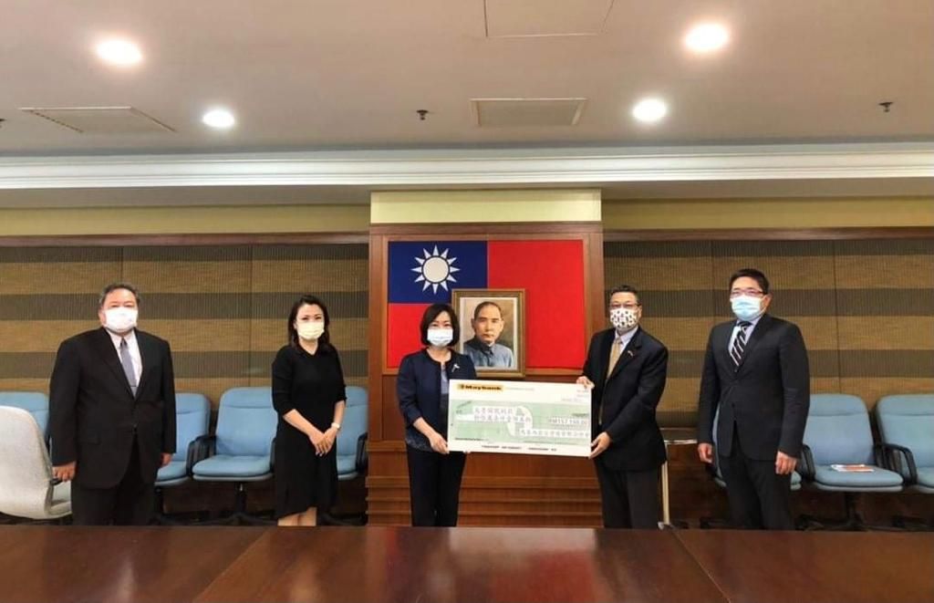 Presiden Lin Young Chang menyerahkan cek untuk sumbangan "Taiwan Taroko Accident" kepada Wakil Anne Hung.