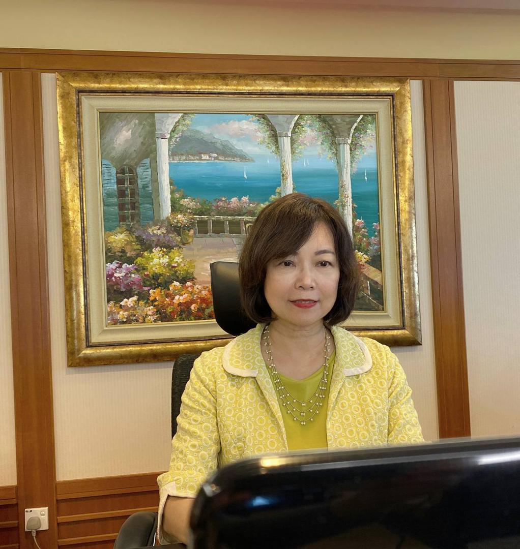Wakil Anne Hung menyampaikan ucapan pada taklimat dalam talian.

