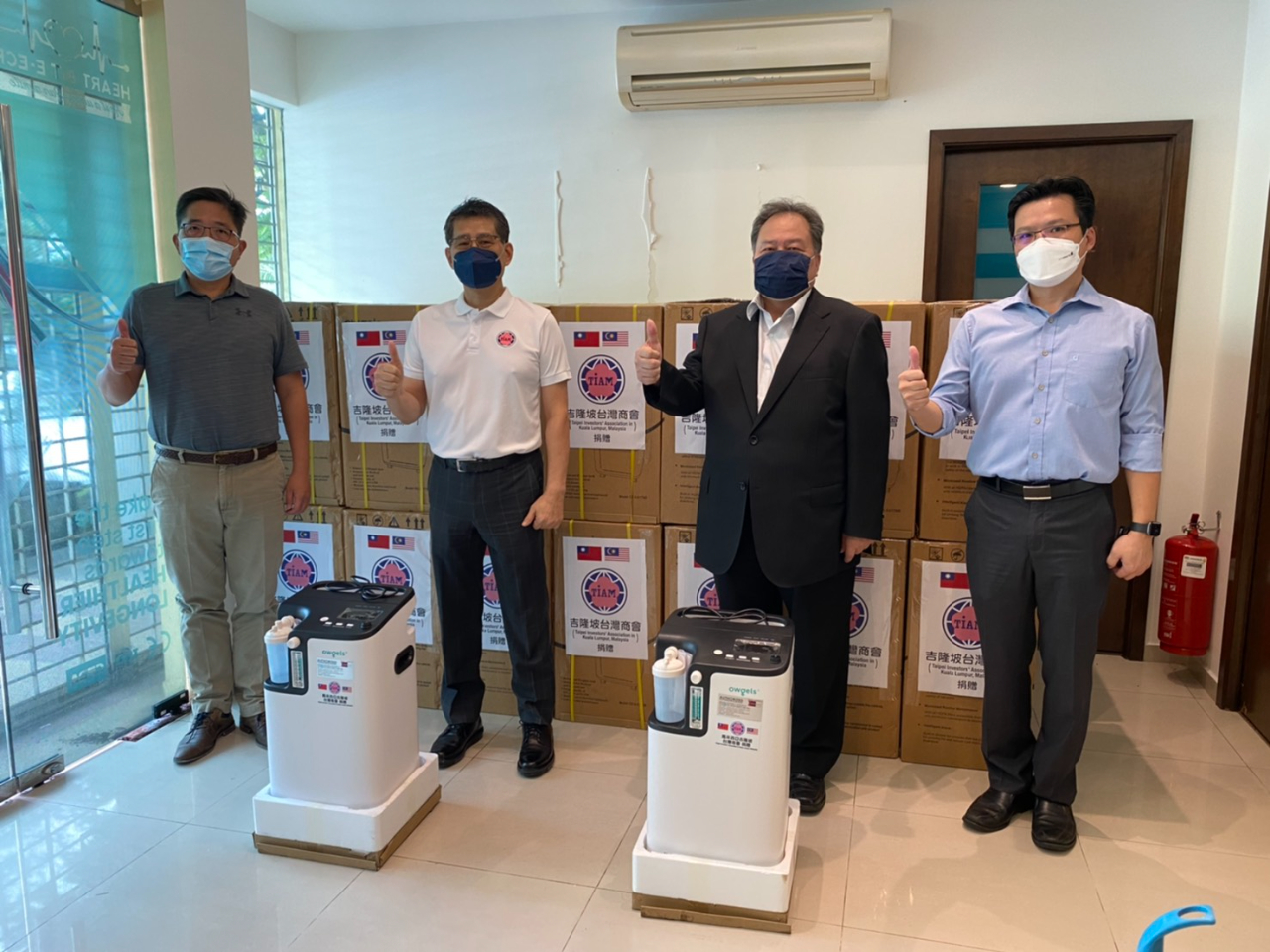 Pengarah Lin Wei Te dari Overseas Community Affairs Council (2 dari kanan) mengambil bahagian dalam penerimaan konsentrator oksigen Taipei Investors´ Association in Kuala Lumpur