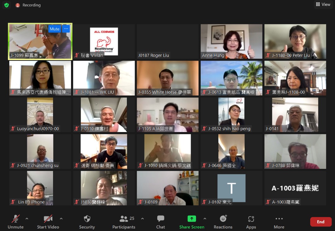 Wakil Anne Hung (atas, kiri kedua) mengambil gambar kumpulan dalam talian dengan ahli-ahli Taipei Investors´ Association in Johor