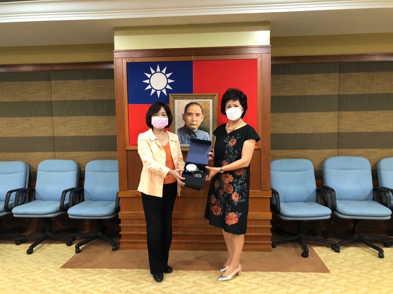 Wakil Anne Hung menyampaikan hadiah kepada Dato Cheng Mei Man.