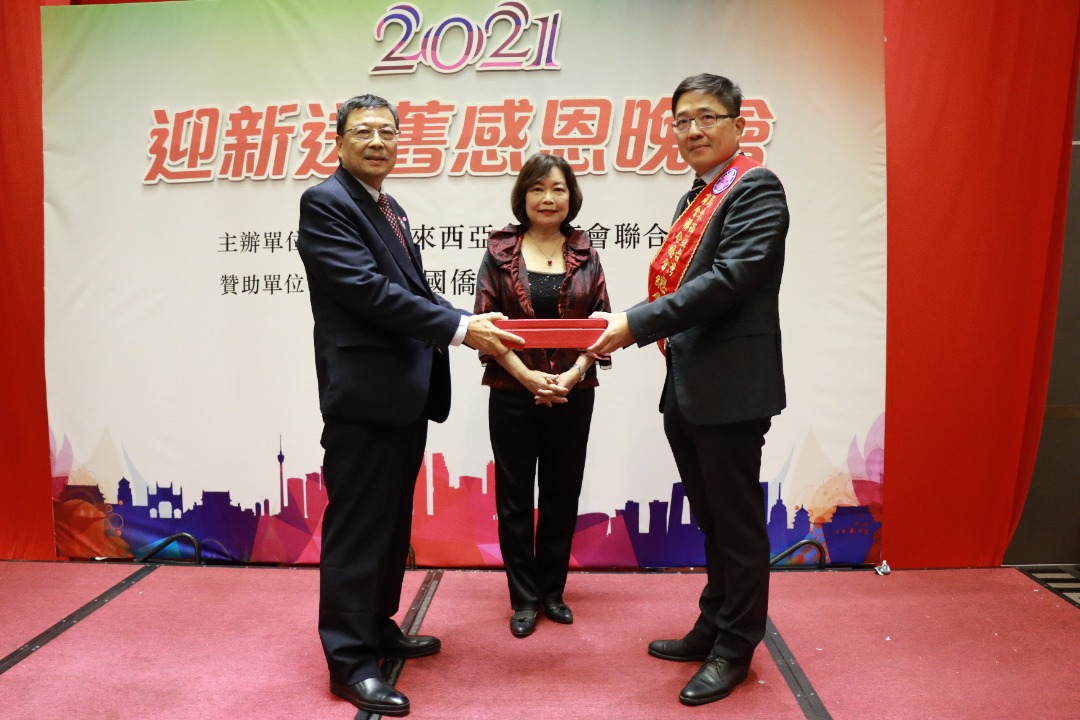 Wakil Anne Hung (tengah) berkhidmat sebagai saksi penyerahan surat meterai presiden baru dan lama.