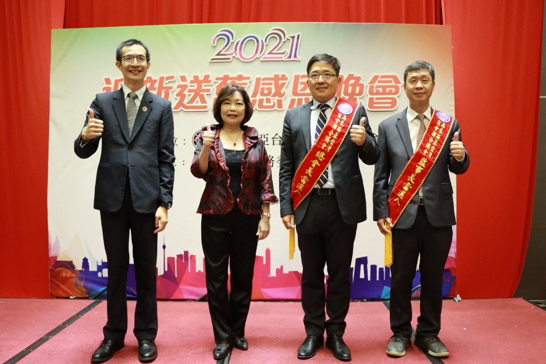 Wakil Anne Hung (dua dari kiri) meambil gamba dengan kader baharu ke-16  Taipei Investors´ Association in Malaysia.

