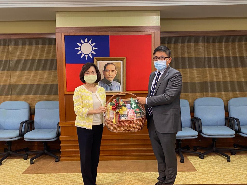 Wakil Anne Hung menyampaikan hadiah Krismas Presiden Lin Kai Min.