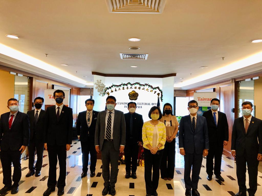 Wakil Anne Hung foto bersama anggota jawatankuasa nasional  Taipei Investors´ Association in Malaysia.