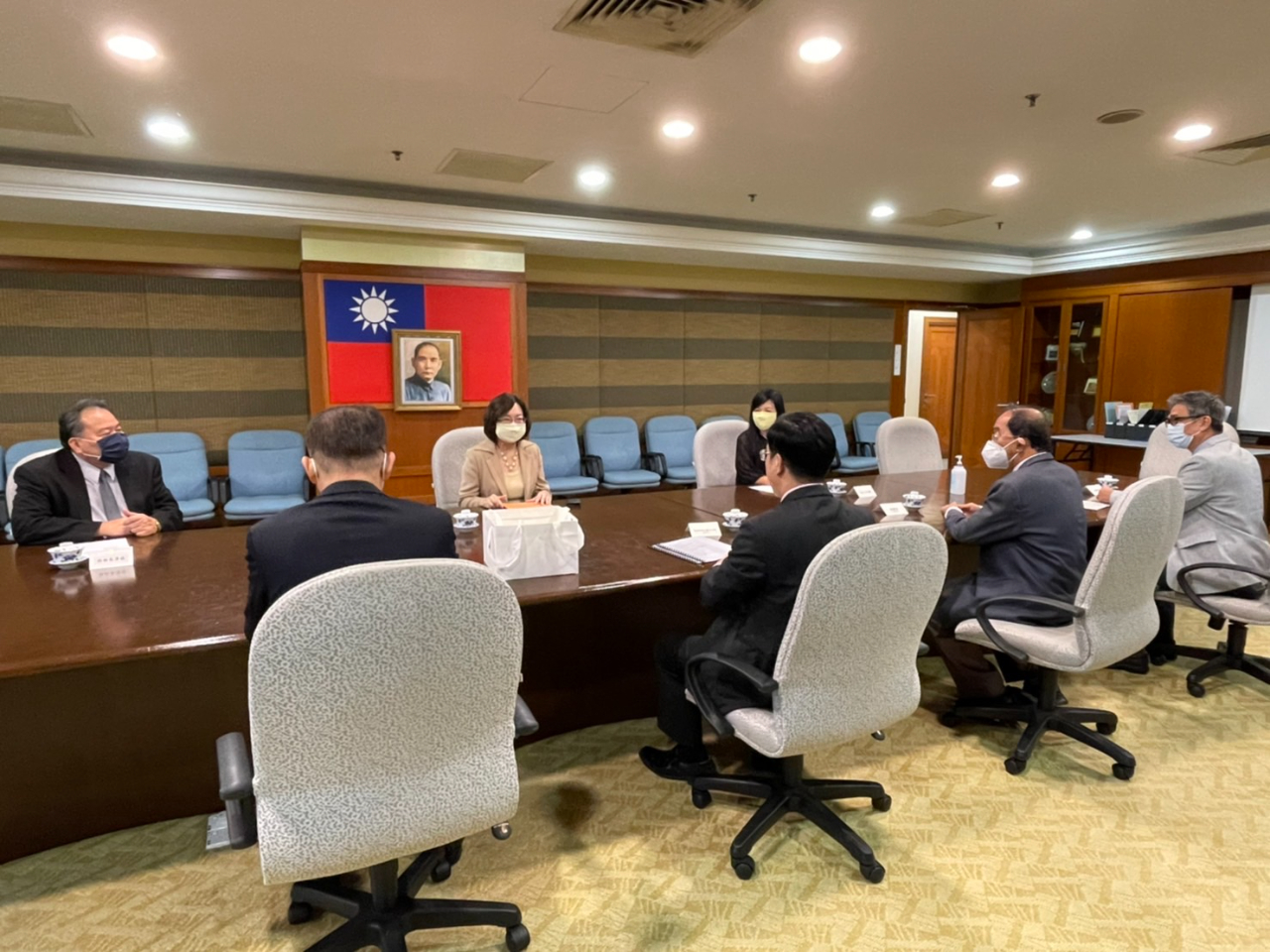 Wakil Anne Hung mengambil gambar dengan Gabungan Persatuan Alumni Universiti Taiwan, Malaysia Presiden dan ahli jawatankuasa