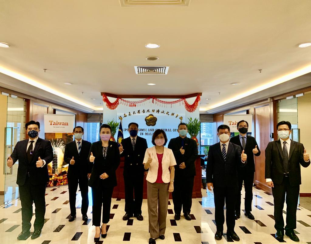 Gambar kumpulan Wakil Anne Hung dan pegawai Taipei Investors´ Association in Malaysia Kuala Lumpur Standing Committee