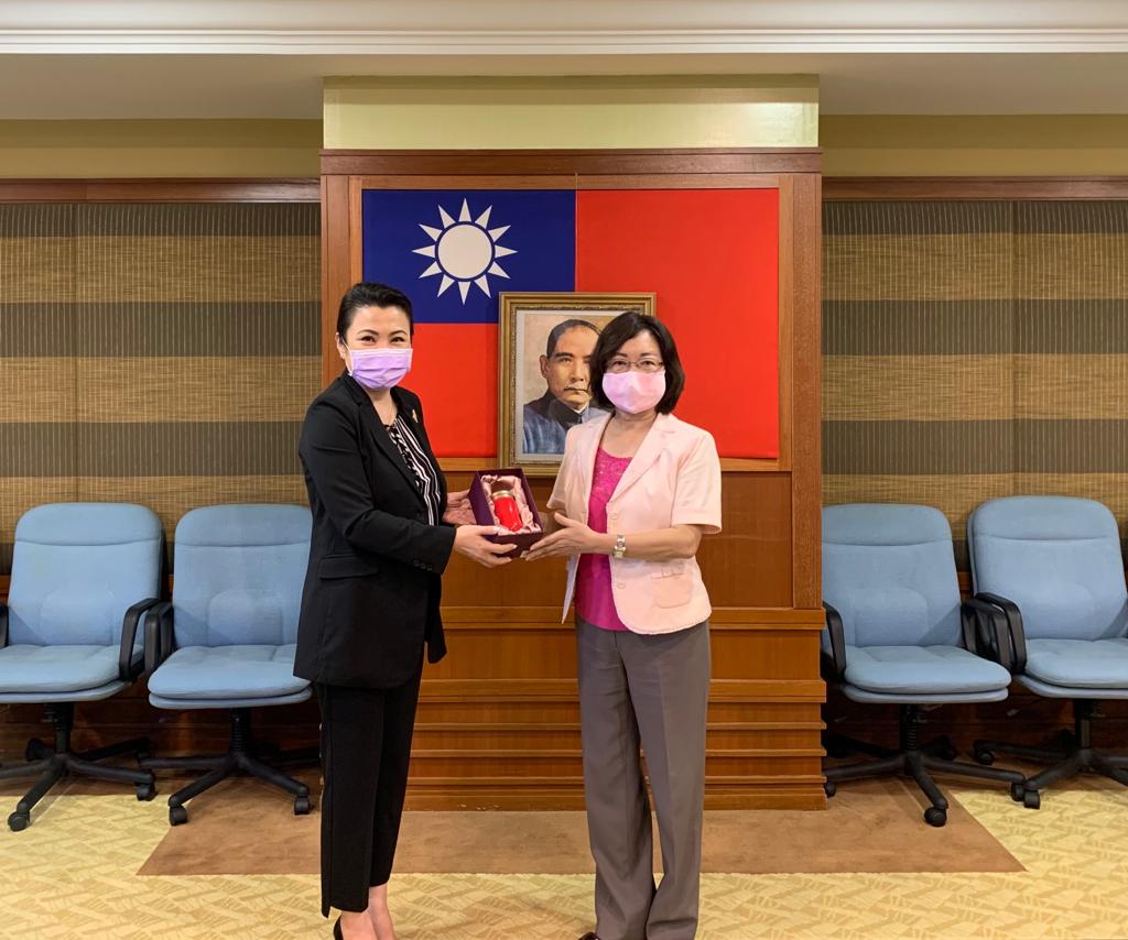 Presiden Tsai Hsin Tien menyampaikan hadiah kepada Wakil Anne Hung