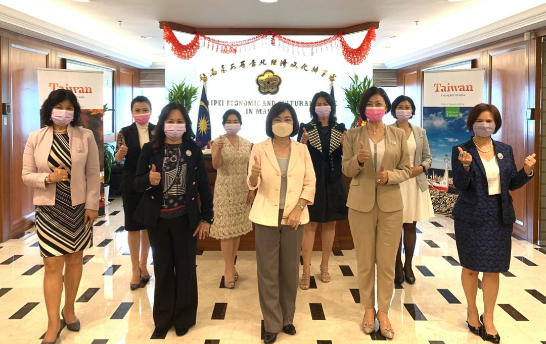 Gambar kumpulan Wakil Anne Hung dan pegawai Persatuan Perniagaan Golongan Wanita Taiwan Global (Kuala Lumpur).
