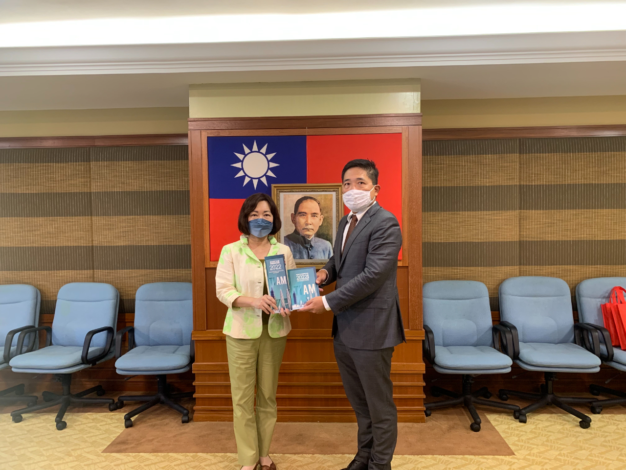 Lin Kai Min, Presiden Taipei Investors´ Association in Malaysia membentangkan "Direktori Perniagaan Ahli 2022".

