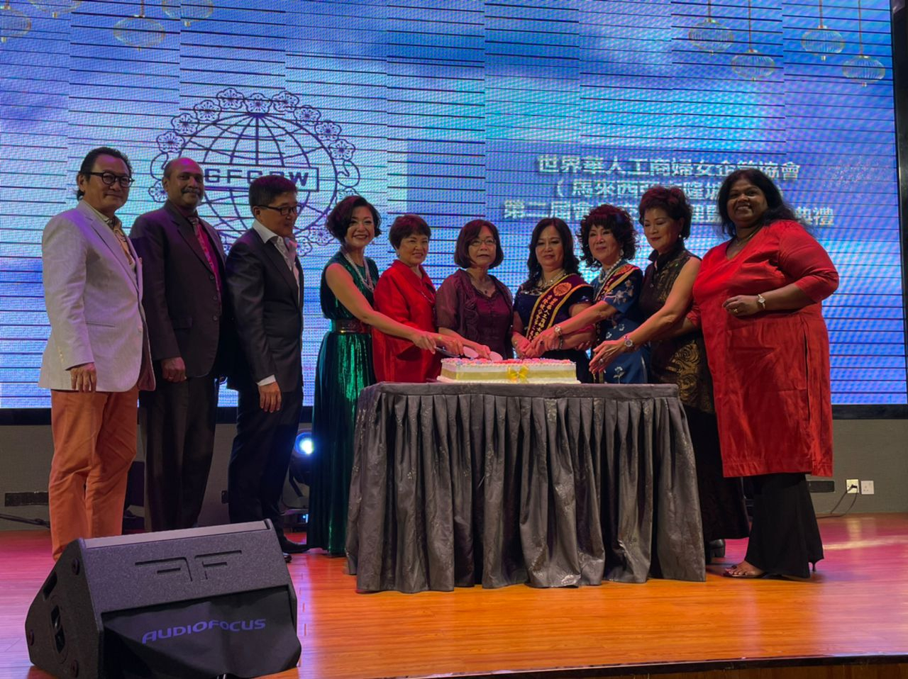 Wakil Anne Hung (5 dari kanan) menyertai upacara memotong kek.