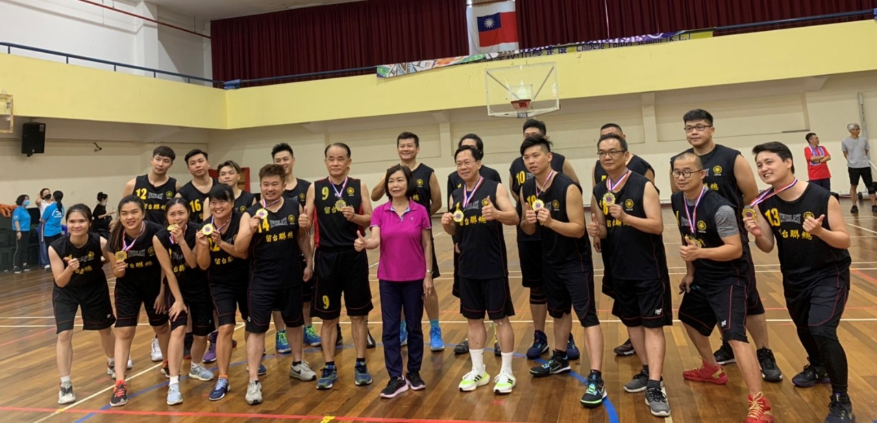 Wakil Anne Hung (tengah) menyampaikan pingat kepada pasukan juara
