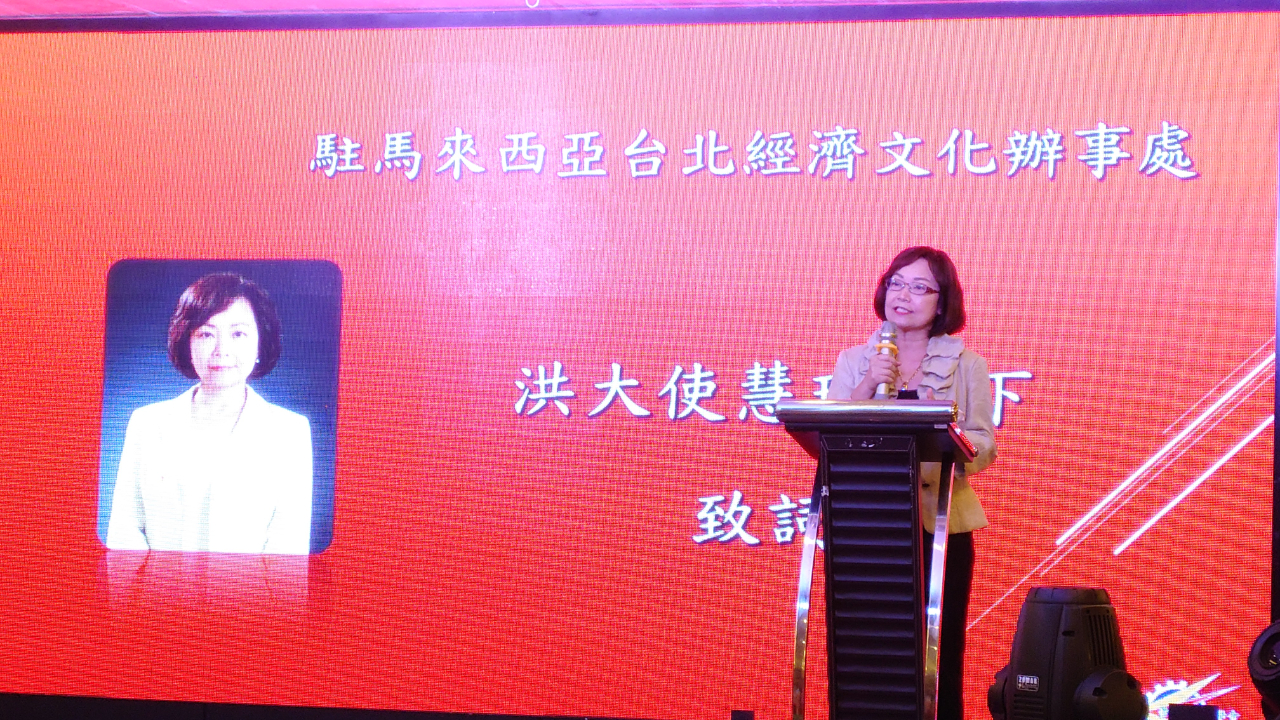 Wakil Anne Hung menyampaikan ucapan

