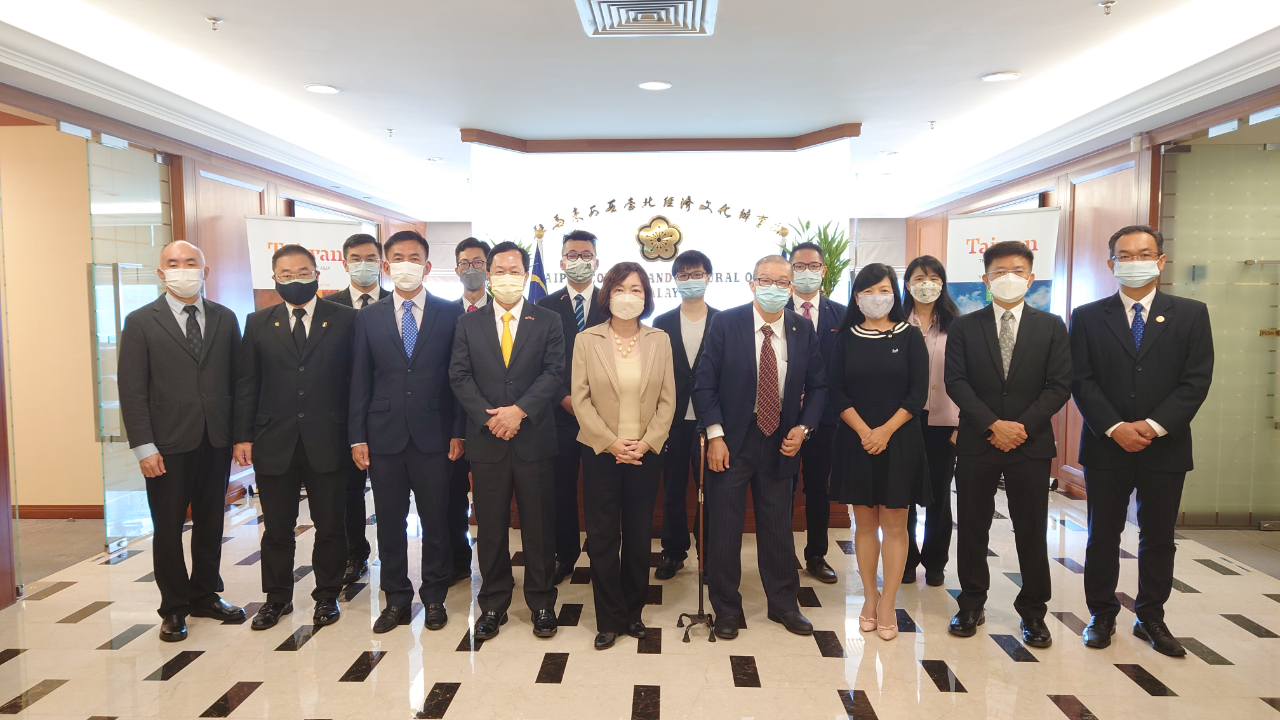 Wakil Anne Hung mengambil gambar dengan Gabungan Persatuan Alumni Universiti Taiwan, Malaysia Presiden dan ahli jawatankuasa. 