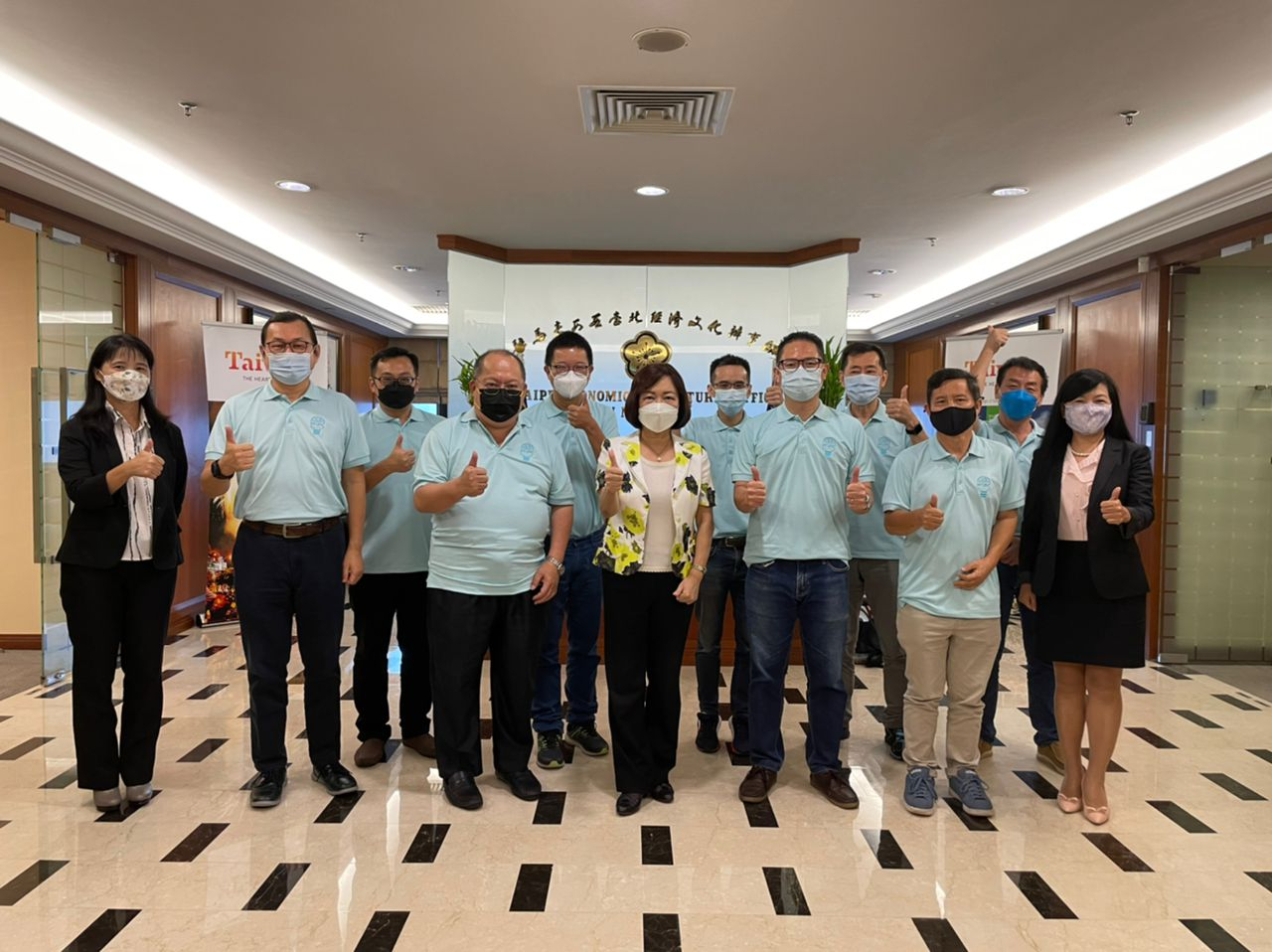 Wakil Anne Hung mengambil gambar dengan Persatuan Siswazah-Siswazah Universiti Kebangsaan Taiwan, Malaysia Presiden dan ahli jawatankuasa. 