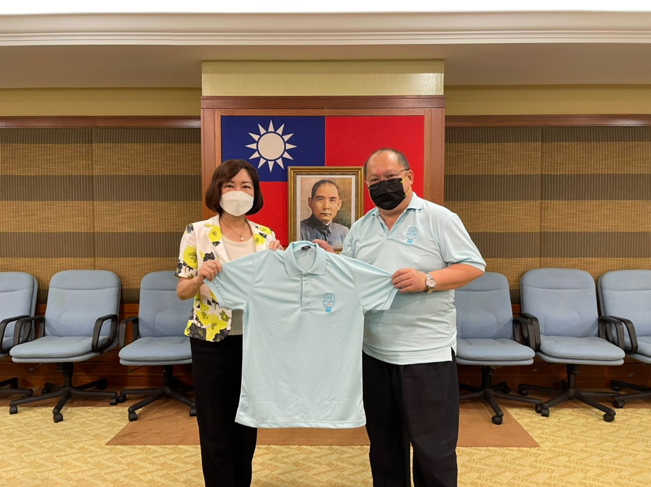 Persatuan Siswazah-Siswazah Universiti Kebangsaan Taiwan, Malaysia menyampaikan pakaian peringatan kepada Wakil Anne Hung untuk pertandingan pengaturcaraan.

