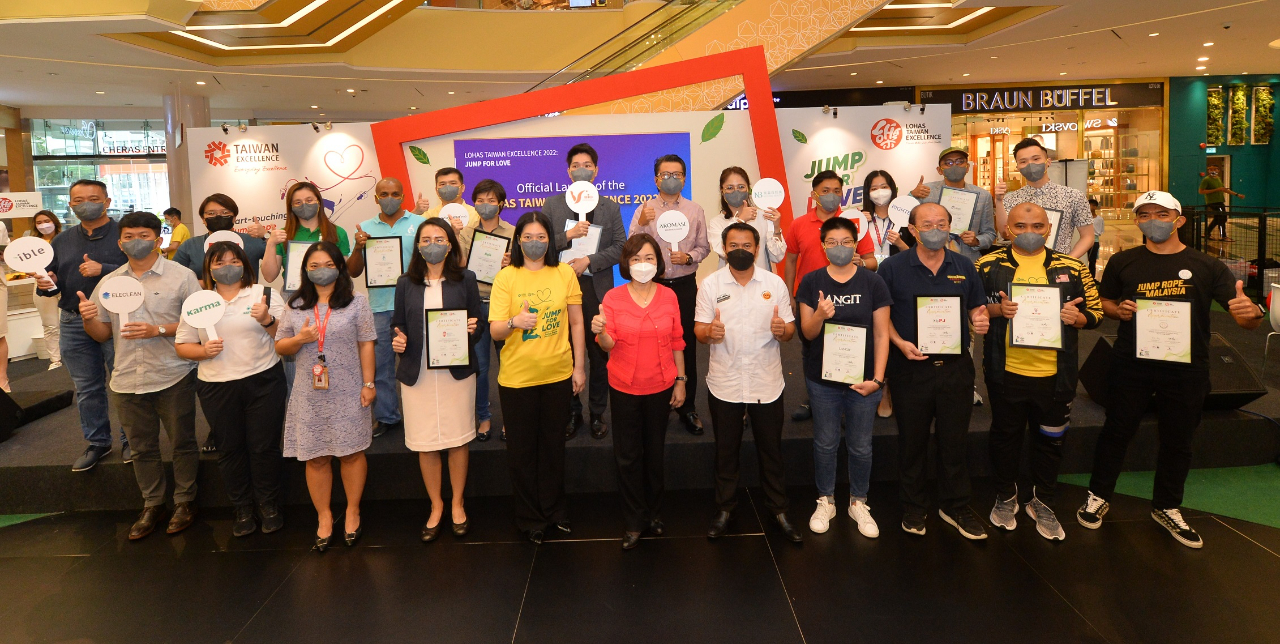 Wakil Anne Hung bergambar bersama dengan penaja Taiwan Excellence dan organisasi NGO di Malaysia.