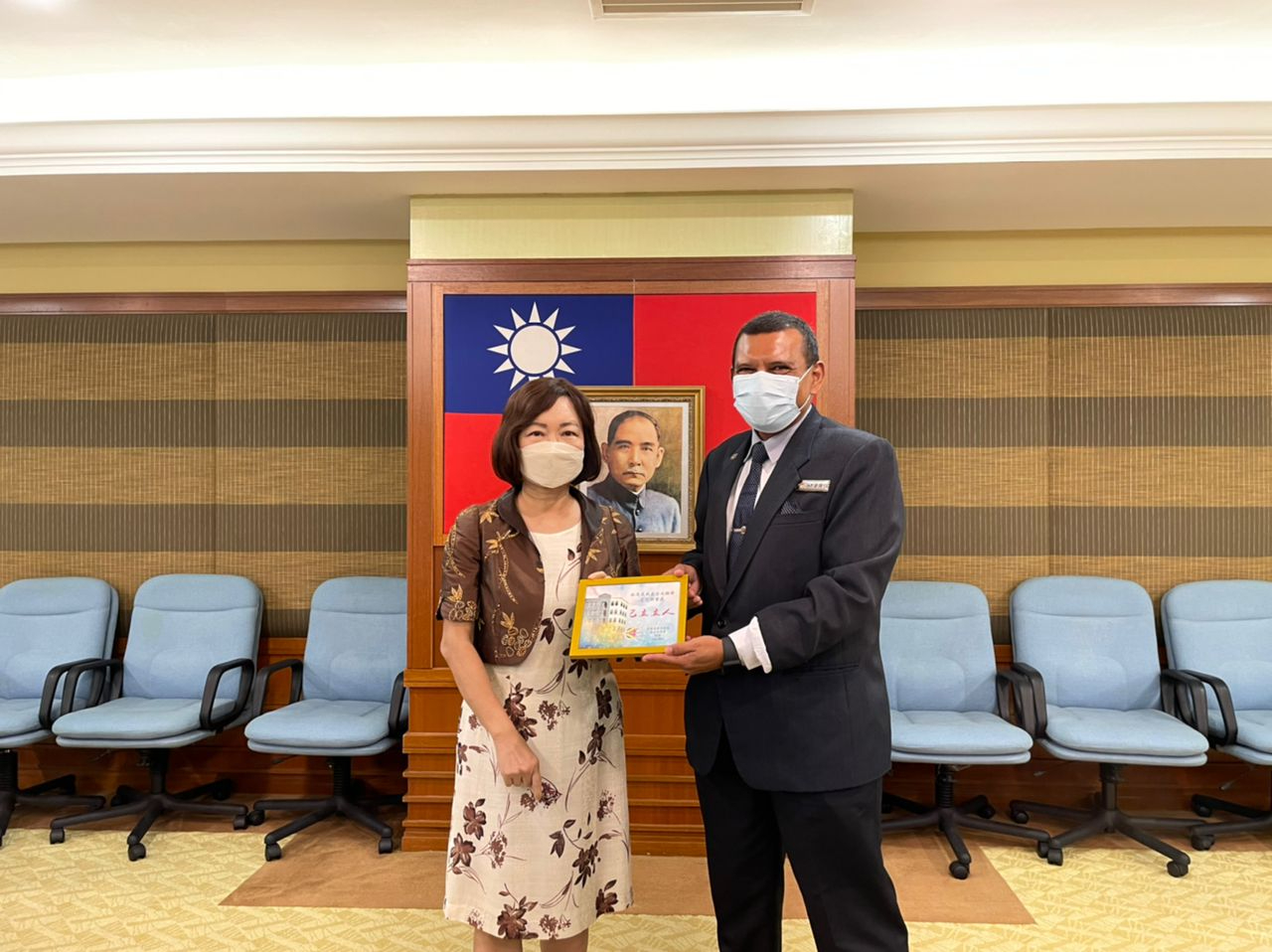 Persatuan Alumni Taiwan, Selangor &amp; W.P. menyampaikan cenderahati kepada Wakil Anne Hung.