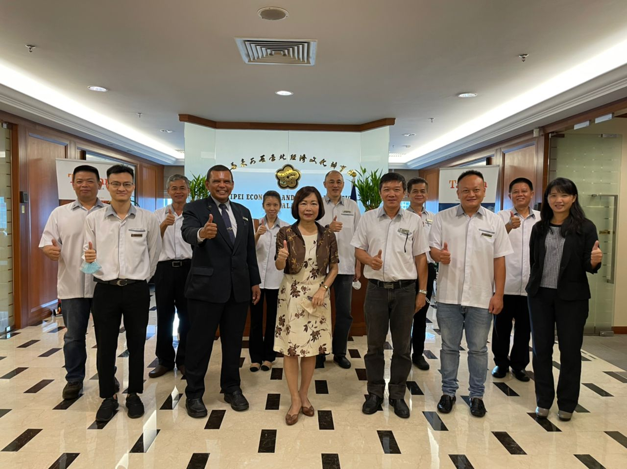 Wakil Anne Hung mengambil gambar dengan Persatuan Alumni Taiwan, Selangor &amp; W.P. Presiden dan ahli jawatankuasa. 

