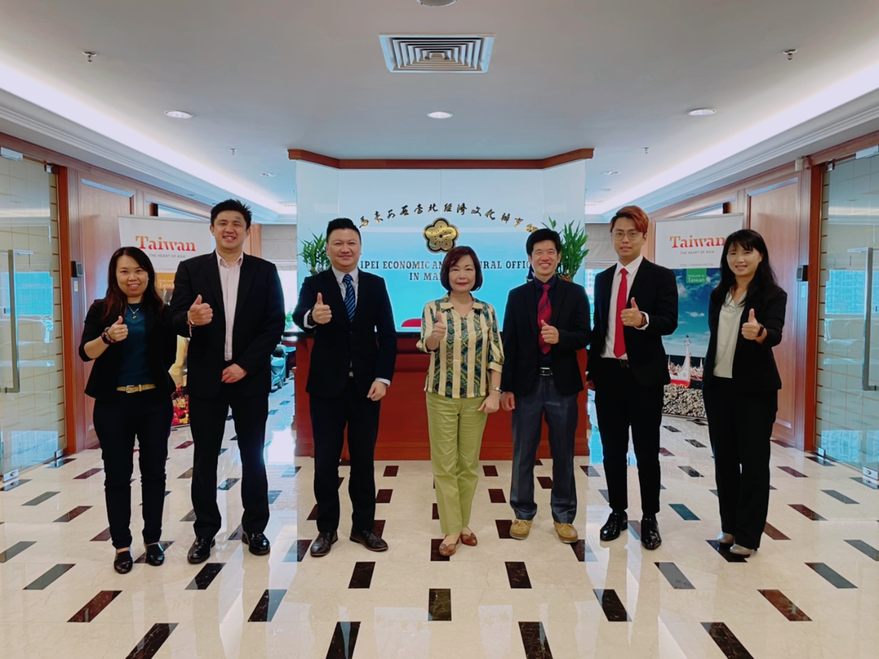 Wakil Anne Hung mengambil gambar dengan Persatuan Siswazah-siswazah Taiwan Cheng Kung Universiti, Malaysia Presiden dan ahli jawatankuasa. 