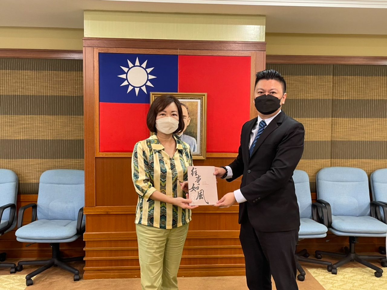 Persatuan Siswazah-siswazah Taiwan Cheng Kung Universiti, Malaysia menyampaikan cenderahati kepada Wakil Anne Hung.

