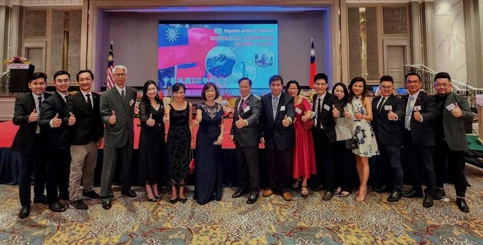 Wakil Anne Hung bergambar bersama tetamu kehormat Persekutuan Persatuan Alumni Universiti Taiwan, Malaysia 