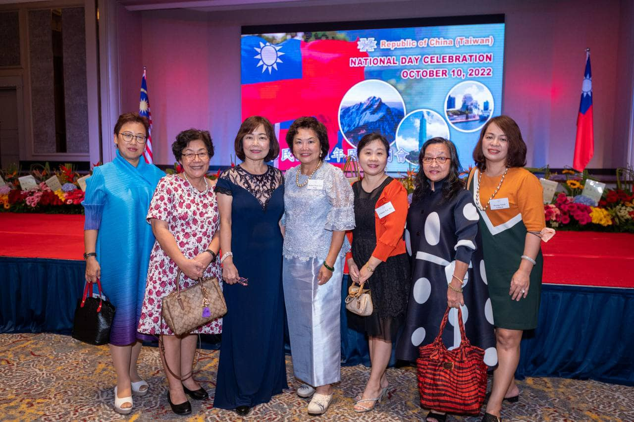 Wakil Anne Hung bergambar bersama tetamu kehormat Pertubuhan Wanita Formosa Malaysia