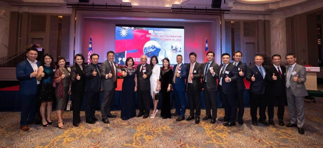 Wakil Anne Hung bergambar bersama tetamu kehormat Dewan Perniagaan dan Perindustrian Taiwan di Malaysia

