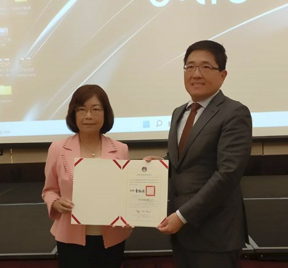 Wakil Anne Hung menyampaikan Sijil Penghargaan kepada Presiden Lin Kai Min bagi pihak Tung Chen-yuan, Pengerusi Overseas Community Affairs Council