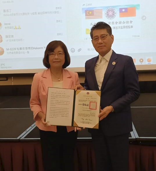 Wakil Anne Hung, bagi pihak Tung Chen-yuan, Pengerusi Overseas Community Affairs Council, mengeluarkan surat pelantikan Naib Presiden Wei Tsai Tseng sebagai Perunding Overseas Community Affairs Council