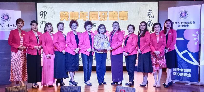 Wakil Anne Hung mengambil gambar berkumpulan dengan Global Federation of Business Women.
