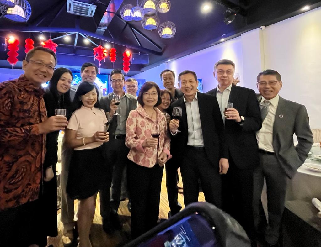 Wakil Anne Hung mengambil gambar berkumpulan dengan rakan-rakan dari Taipei Economic and Cultural Office in Malaysia.


