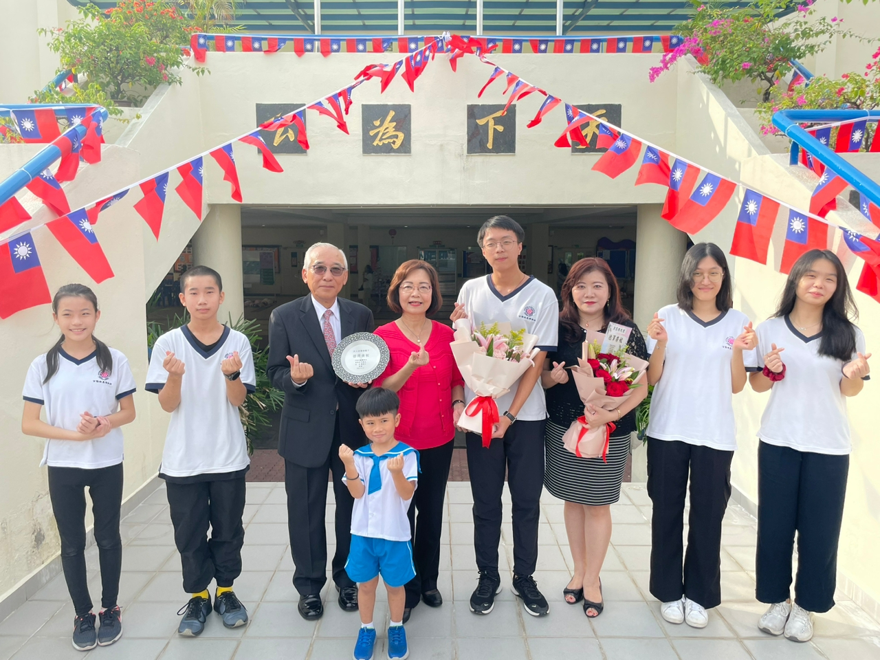 Pengerusi Tu Shu Yao menyampaikan piagam penghargaan kepada Wakil Anne Hung.